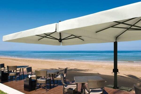 parasol sur une terrasse de restaurant