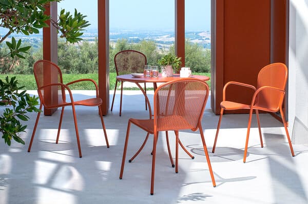 table et chaise orange